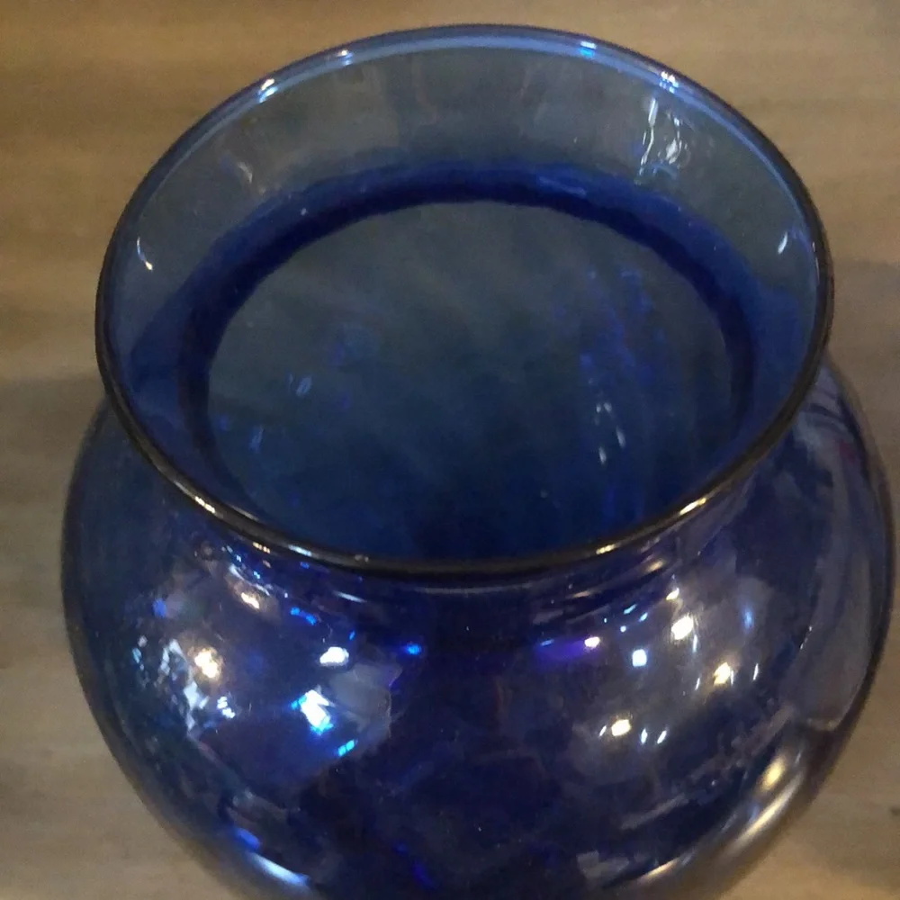 COBALT BLUE COLLECTIBLE SWIRL GLASS VASE